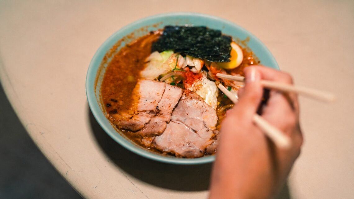 Misso Ramen servido durante a Noite de Ramen no Boia, em Salvador, com caldo à base de missô, frango, porco, ovo marinado, nori e legumes.