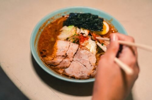 Misso Ramen servido durante a Noite de Ramen no Boia, em Salvador, com caldo à base de missô, frango, porco, ovo marinado, nori e legumes.