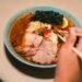 Misso Ramen servido durante a Noite de Ramen no Boia, em Salvador, com caldo à base de missô, frango, porco, ovo marinado, nori e legumes.