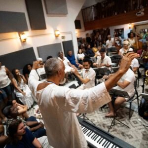Maestro Ubiratan Marques rege a Orquestra Afrosinfônica na Igreja do Rosário dos Pretos durante apresentação com músicos e público em Salvador.