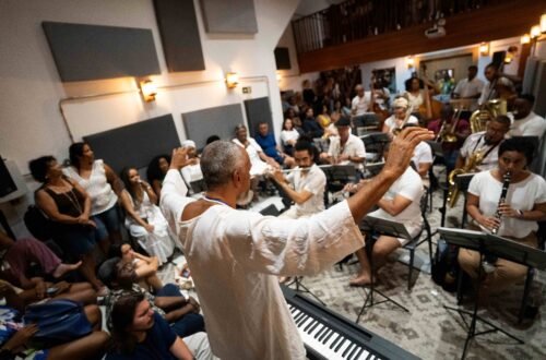 Maestro Ubiratan Marques rege a Orquestra Afrosinfônica na Igreja do Rosário dos Pretos durante apresentação com músicos e público em Salvador.
