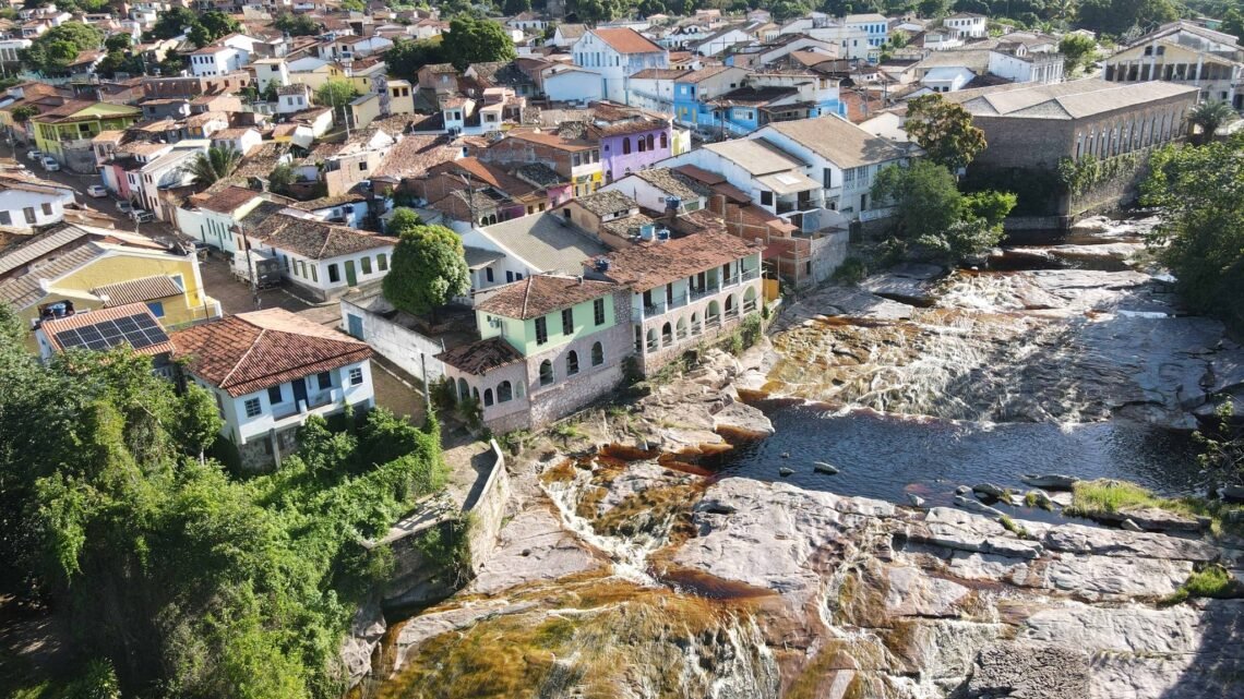 Vista aérea de Lençóis, na Chapada Diamantina, cidade que recebe o Festival de Lençóis 2026.