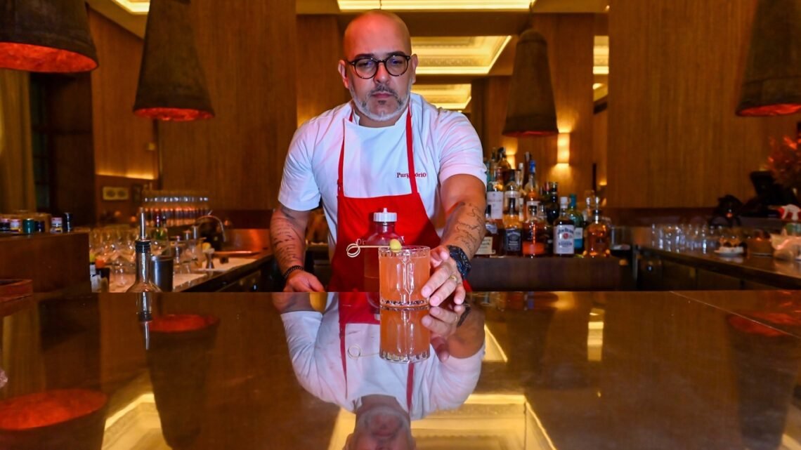 Bartender do Purgatório prepara coquetel no Gero Salvador durante edição do Guest Bartender.