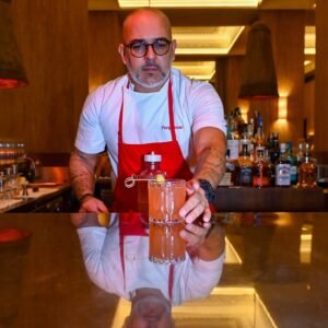 Bartender do Purgatório prepara coquetel no Gero Salvador durante edição do Guest Bartender.