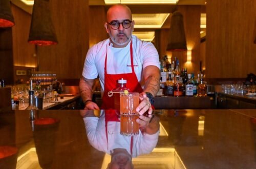 Bartender do Purgatório prepara coquetel no Gero Salvador durante edição do Guest Bartender.