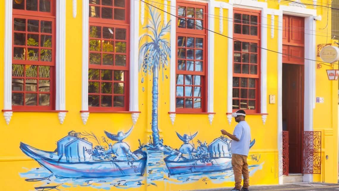 Mural de TarcioV na fachada da Casa de Tereza, no Rio Vermelho, criado durante a exposição "Onde a Bahia Permanece".