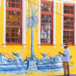 Mural de TarcioV na fachada da Casa de Tereza, no Rio Vermelho, criado durante a exposição "Onde a Bahia Permanece".