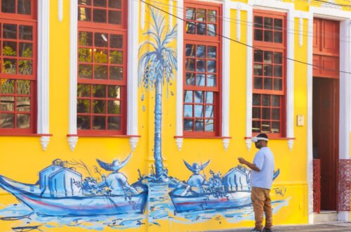 Mural de TarcioV na fachada da Casa de Tereza, no Rio Vermelho, criado durante a exposição "Onde a Bahia Permanece".