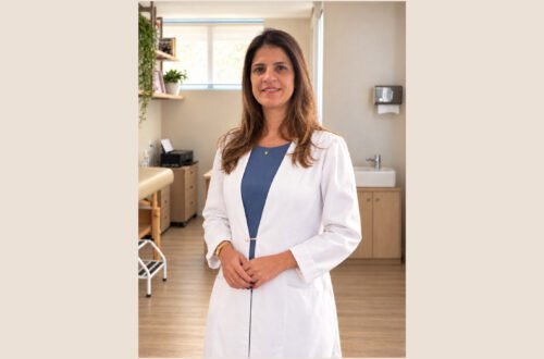 Fisioterapeuta pélvica Priscila Barreto em consultório; ela orienta mulheres sobre escape de urina durante o exercício.