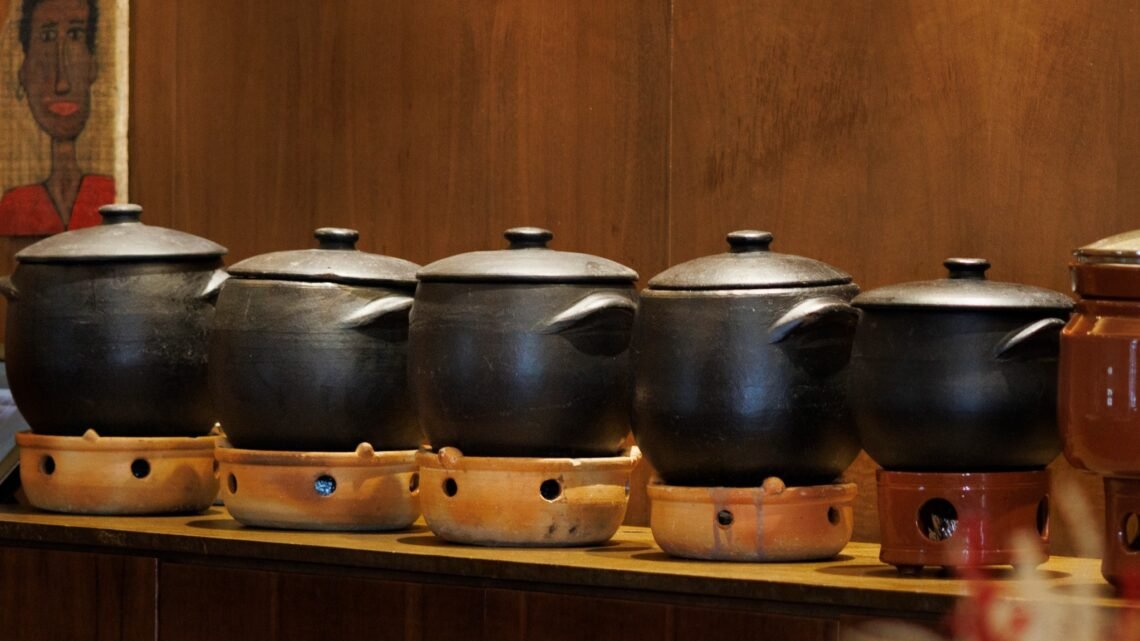 Panelas de barro com a Feijoada do Gero Salvador servida em buffet no restaurante.