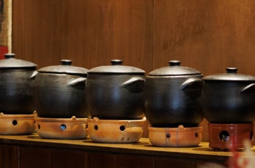 Panelas de barro com a Feijoada do Gero Salvador servida em buffet no restaurante.