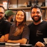 Flávio Camargos, Nayara Chaves e Matheus Maciel, fundadores da cafeteria de Salvador Do Coado ao Espresso