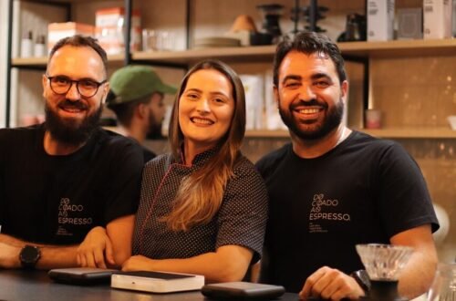Flávio Camargos, Nayara Chaves e Matheus Maciel, fundadores da cafeteria de Salvador Do Coado ao Espresso