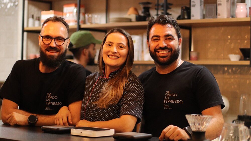 Flávio Camargos, Nayara Chaves e Matheus Maciel, fundadores da cafeteria de Salvador Do Coado ao Espresso
