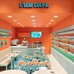 Projeto da primeira loja da GoldKo na Bahia, com prateleiras de chocolates, mesas e balcão de cafeteria.