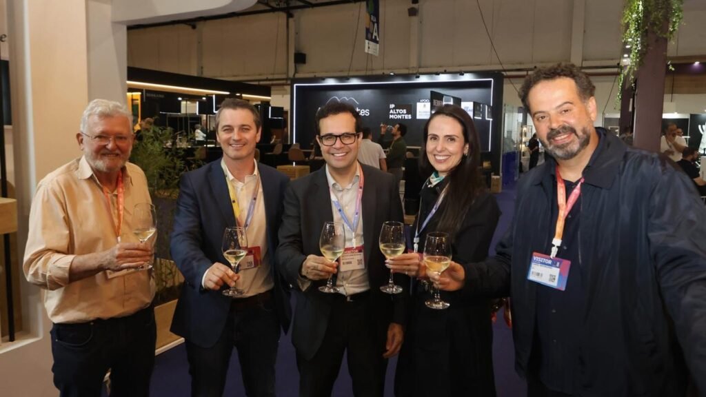 Mauro Zafalon, Fabiano Borré, Gustavo Lopes, Karine Câmara e Daniel Nepomuceno reunidos na ProWine São Paulo 2026.